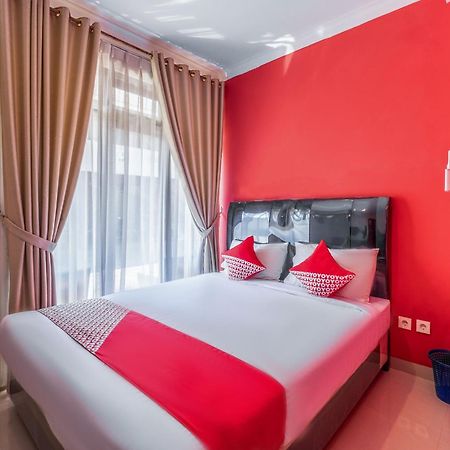 Oyo Collection O 1032 Rahayu Residence Syariah Cirebon Εξωτερικό φωτογραφία