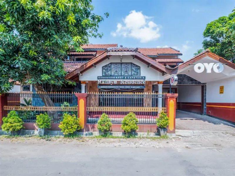 Oyo Collection O 1032 Rahayu Residence Syariah Cirebon Εξωτερικό φωτογραφία
