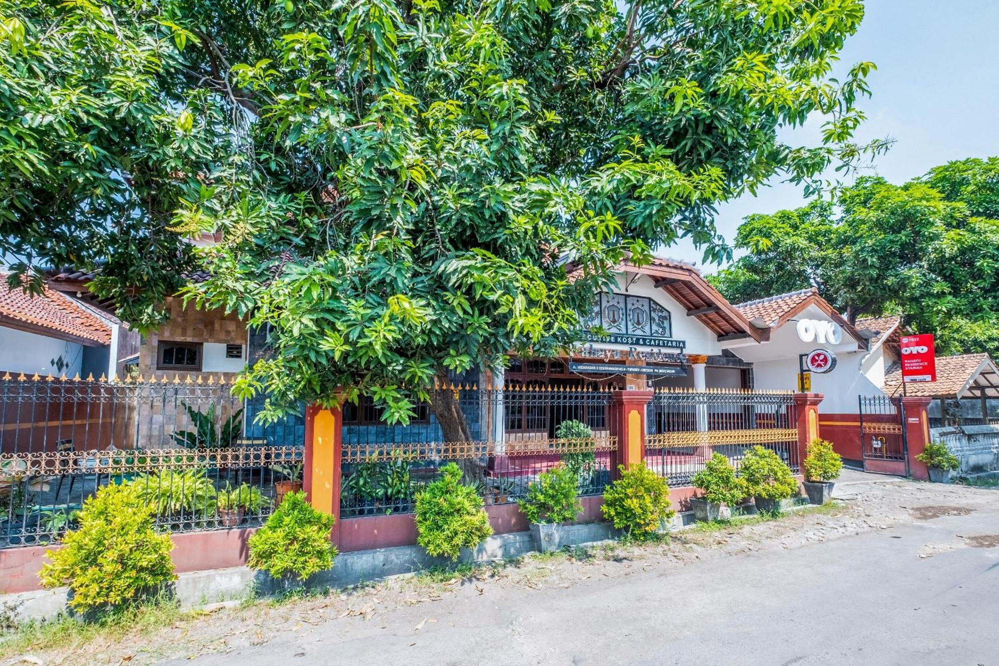 Oyo Collection O 1032 Rahayu Residence Syariah Cirebon Εξωτερικό φωτογραφία